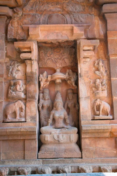 Tanrıça Sarsvati bir lotus, Güney duvarındaki niş üzerinde oturmuş Brihadisvara Tapınağı, Tanjore, Tamil Nadu, Hindistan.