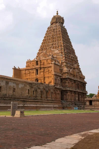 Büyük gopura veya vimana, Brihadisvara Tapınağı, Tanjore, Tamil Nadu, Hindistan. Kuzey Doğu görünümünden