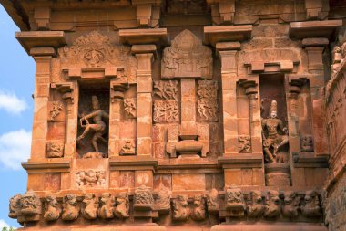 Natesa veya Nataraja sol ve sağ, Güney niş, Brihadisvara Tapınağı, Tanjore, Tamil Nadu, Hindistan Kalantaka.