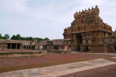 Rajarajan Tiruvasal ve mandapas, Brihadisvara tapınak kompleksi, Tanjore, Tamil Nadu, Hindistan. Güney Doğu görünümünden.