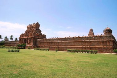 Rajarajan Tiruvasal ve koruma duvarı, Brihadisvara Tapınağı, Tanjore, Tamil Nadu, Hindistan. Doğudan vew