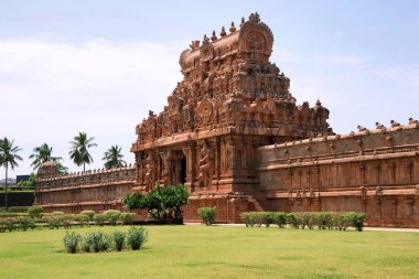 Rajarajan Tiruvasal ve koruma duvarı, Brihadisvara Tapınağı, Tanjore, Tamil Nadu, Hindistan. Doğudan vew