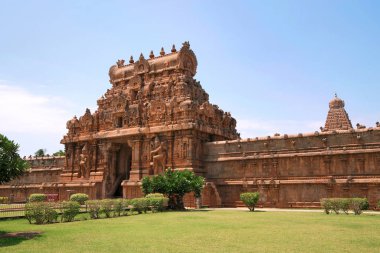 Rajarajan Tiruvasal ve koruma duvarı, Brihadisvara Tapınağı, Tanjore, Tamil Nadu, Hindistan. Doğudan vew