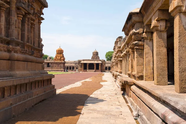 Sütunlu manastır ve türbelerin Kuzey Batı köşesinde Brihadisvara tapınak kompleksi, Tanjore, Tamil Nadu, Hindistan.