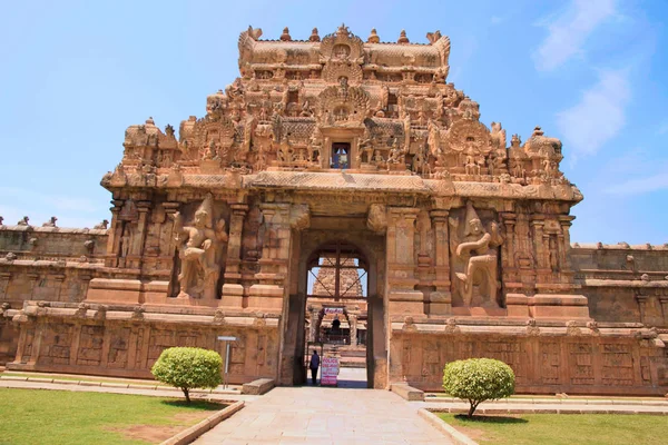 Rajarajan Tiruvasal ve koruma duvarı, Brihadisvara Tapınağı, Tanjore, Tamil Nadu, Hindistan. Doğudan vew