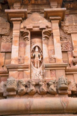 Shiva imerging bir linga, Lingodhbhava, niş Batı duvarda Brihadisvara Tapınağı, Tanjore, Tamil Nadu, Hindistan dan.
