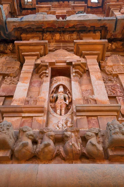 Shiva imerging bir linga, Lingodhbhava, niş Batı duvarda Brihadisvara Tapınağı, Tanjore, Tamil Nadu, Hindistan dan.