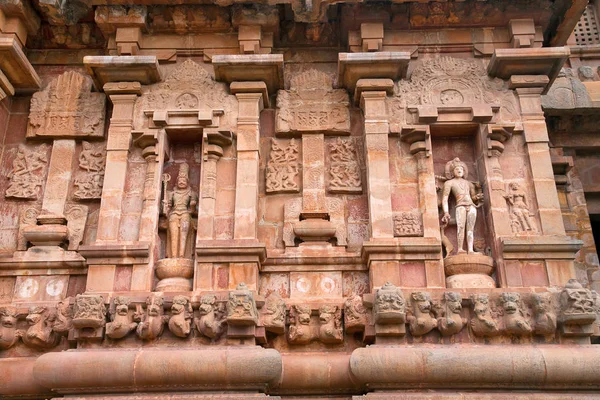 Virbhadra sol ve sağ, Güney niş, Brihadisvara Tapınağı, Tanjore, Tamil Nadu, Hindistan Bhikshatana.