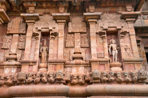 Вирбхадра Слева Бхикшатана Справа Южная Ниша Храм Брихадишвара Танджоре Тамилнад — стоковое фото