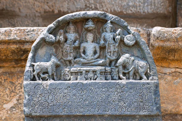 Parshvanatha Basadi Basadi Halli カルナータカ州 インドの入り口に石の柱にカンナダ語で刻まれた碑文 — ストック写真