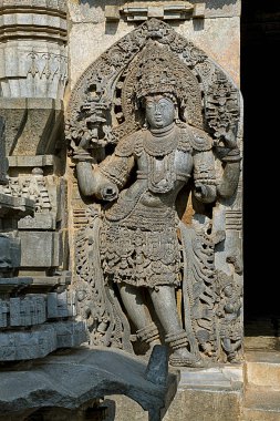 Dwarapala Shantaleswara Tapınak, doğu girişinde sol tarafında, yakın çekim Hoysaleshvara Tapınağı, Halebid, Karnataka, Hindistan