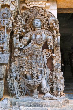 Dwarapala Shantaleswara Tapınak, Kuzey girişinde sol tarafında, yakın çekim Hoysaleshvara Tapınağı, Halebid, Karnataka, Hindistan