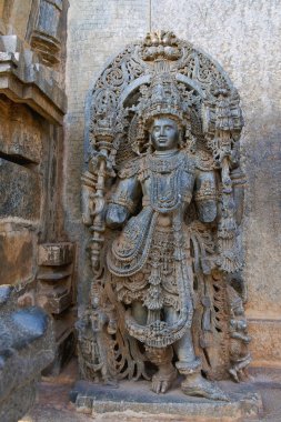 Kuzey girişinin sol tarafında dwarapala, yakın çekim Hoysaleshvara Tapınağı, Halebid, Karnataka, Hindistan