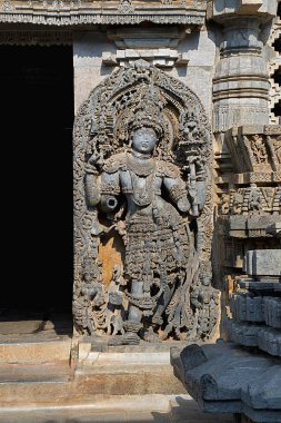 Shantaleswara Tapınak, doğu girişinde sağ tarafında dwarapala, yakın çekim Hoysaleshvara Tapınağı, Halebid, Karnataka, Hindistan