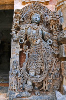 Shantaleswara Tapınak, Kuzey girişinde sağ tarafında dwarapala, yakın çekim Hoysaleshvara Tapınağı, Halebid, Karnataka, Hindistan