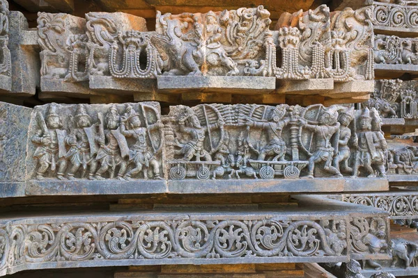 Arjuna Bhishma의 묘사에서에서 Mahabharata 사원의 기지에서 Hoysaleshwara Halebidu Karnataka — 스톡 사진