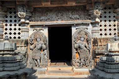 Dwaraplas Shantaleswara, türbe, Hoysaleshvara Tapınağı, doğudan Halebid, Karnataka, Hindistan, görünümü