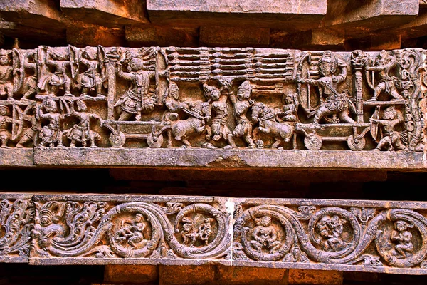 寺のふもと ラーマーヤナからラーマ ラーヴァナ戦争エピソードの描写 Hoysaleshwara Halebidu カルナータカ州 インド — ストック写真