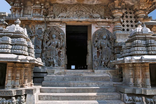Dwarapala sağ, Ganesha ve diğer sulptures, Shantaleswara Tapınak, güney girişine Hoysaleshvara Tapınağı, Halebid, Karnataka, Hindistan