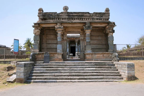 Giriş kapısı Basadi Halli jain Tapınağı karmaşık, Karnataka, Hindistan. 