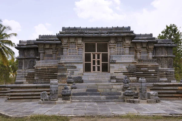 Giriş Kedareshwara Tapınağı, Halebid, Karnataka, Hindistan. Doğu'dan görünüm. Duvarlara delikli windows fark edilir.