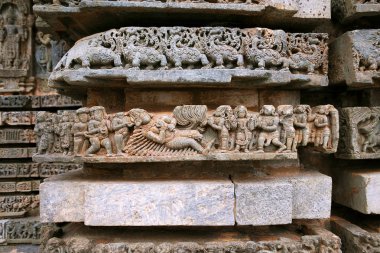 Mahabharata, okları dışında yapılan ve Uttarayana Punya vücut ruh ayırmak Kaala bekliyorum yatakta uyuyan Bheeshma dan Bölüm. Dibinde Tapınağı frizleri üzerine oyulmuştur. Kedareshwara Tapınağı, Halebidu, Karnataka, Hindistan. 