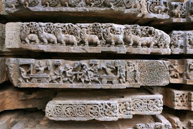 Mahabharata dan Bölüm. Sol Karna-Arjuna savaştan, Abhimanyu girerek Chakravyuha veya Padmavyuha, Kedareshwara Tapınağı, Halebid, Karnataka, Hindistan.