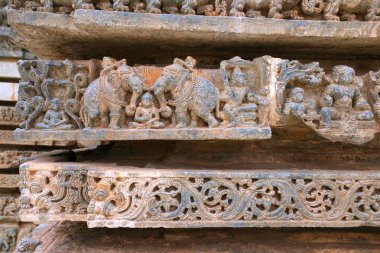Bölüm Bhakta totured birçok yönden Kedareshwara Tapınağı, Halebidu, Karnataka, Hindistan olmak Prahlada. Soldan, zehirli yılanlar çevresinde ve filler arasında ezilme ile atılmış