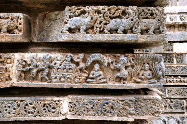 Bölüm Bhakta totured birçok yönden Kedareshwara Tapınağı, Halebidu, Karnataka, Hindistan olmak Prahlada. Sol, Pathala itti ve Yagna Kunda yanan içine koymak 