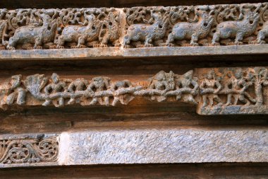 Vishnu Purana üzerinden Samudra manthana bölüm temelini Tapınağı frizleri üzerine oyulmuştur. Kedareshwara Tapınağı, Halebidu, Karnataka, Hindistan. Makara, efsanevi canavar üst kısmındadır..