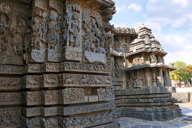 SK ade ve süslü duvar paneli kabartma Batı tarafında, Hoysaleshwara Tapınağı, Halebidu, Karnataka, Hindistan. 