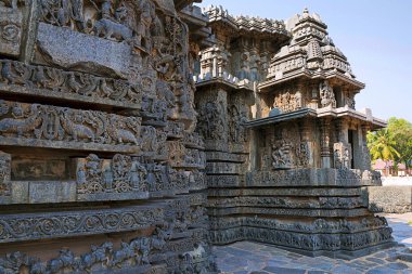 SK ade ve süslü duvar paneli kabartma Batı tarafında, Hoysaleshwara Tapınağı, Halebidu, Karnataka, Hindistan. 