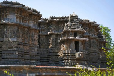 Cephe ve süslü duvar paneli kabartma kuzey yan, Hoysaleshwara Tapınağı, Halebidu, Karnataka, Hindistan. Kuzey görünümünden.