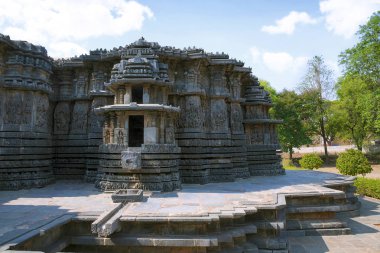 Cephe ve süslü duvar paneli kabartma Batı tarafında, Hoysaleshwara Tapınağı, Halebidu, Karnataka, Hindistan. Kuzey görünümünden.