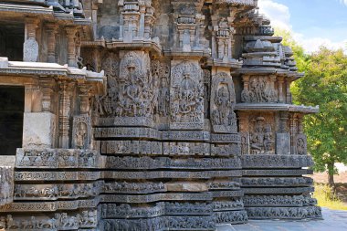 Cephe ve süslü duvar paneli kabartma Batı tarafında, Hoysaleshwara Tapınağı, Halebidu, Karnataka, Hindistan. Kuzey görünümünden.