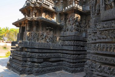 Cephe ve süslü duvar paneli kabartma Batı tarafında, Hoysaleshwara Tapınağı, Halebidu, Karnataka, Hindistan. Kuzey görünümünden.