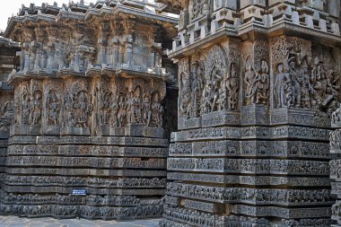 Cephe ve süslü duvar paneli kabartma Batı tarafında, Hoysaleshwara Tapınağı, Halebidu, Karnataka, Hindistan. Görünüm Güney.