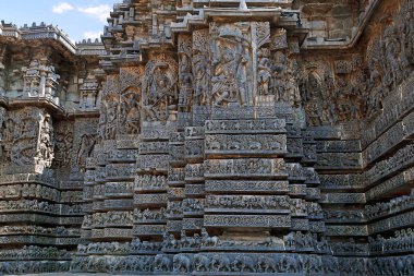 Cephe ve süslü duvar paneli kabartma Batı tarafında, Hoysaleshwara Tapınağı, Halebidu, Karnataka, Hindistan. Görünüm Güney.