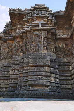 Cephe ve süslü duvar paneli kabartma Batı tarafında, Hoysaleshwara Tapınağı, Halebidu, Karnataka, Hindistan. Görünüm Güney.