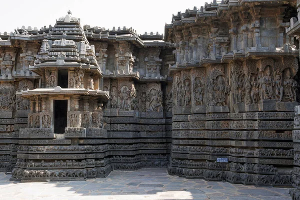 Cephe ve süslü duvar paneli kabartma Batı tarafında, Hoysaleshwara Tapınağı, Halebidu, Karnataka, Hindistan. Görünüm Güney.