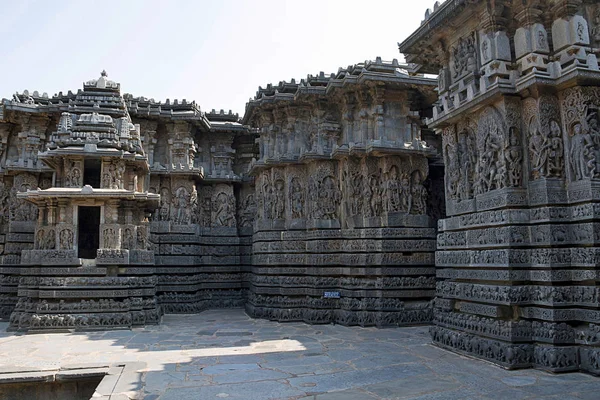 Cephe ve süslü duvar paneli kabartma Batı tarafında, Hoysaleshwara Tapınağı, Halebidu, Karnataka, Hindistan. Görünüm Güney.