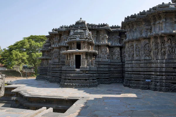 Cephe ve süslü duvar paneli kabartma Batı tarafında, Hoysaleshwara Tapınağı, Halebidu, Karnataka, Hindistan. Görünüm Güney.