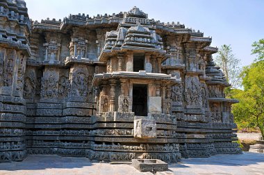 Cephe ve süslü duvar paneli kabartma Batı tarafında, Hoysaleshwara Tapınağı, Halebidu, Karnataka, Hindistan. Batıdan görünümü.