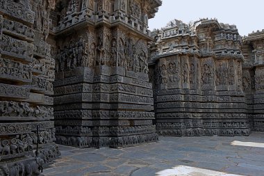 Cephe ve süslü duvar paneli kabartma Batı tarafında, Hoysaleshwara Tapınağı, Halebidu, Karnataka, Hindistan. Batıdan görünümü.