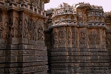 Cephe ve süslü duvar paneli kabartma Batı tarafında, Hoysaleshwara Tapınağı, Halebidu, Karnataka, Hindistan. Batıdan görünümü.