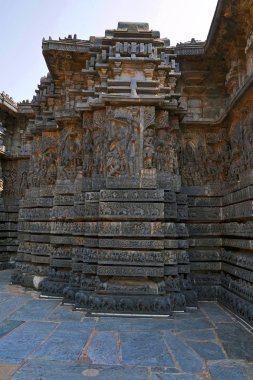 Cephe ve süslü duvar paneli kabartma Batı tarafında, Hoysaleshwara Tapınağı, Halebidu, Karnataka, Hindistan. Batıdan görünümü.
