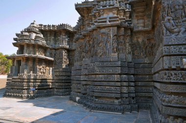 Cephe ve süslü duvar paneli kabartma Batı tarafında, Hoysaleshwara Tapınağı, Halebidu, Karnataka, Hindistan. Batıdan görünümü.