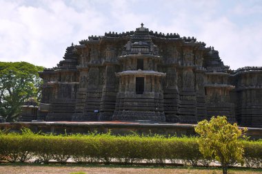Cephe ve süslü duvar paneli kabartma Batı tarafında, Hoysaleshwara Tapınağı, Halebidu, Karnataka, Hindistan. Batıdan görünümü.