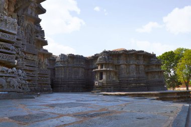 Cephe ve süslü duvar paneli kabartma, Hoysaleshwara Tapınağı, Halebidu, Karnataka, Hindistan. Kuzey batıdan görünümü.