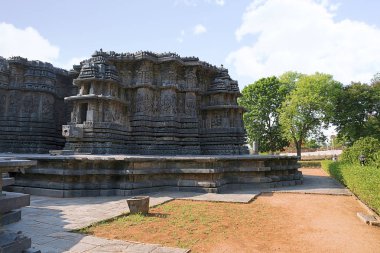 Cephe ve süslü duvar paneli kabartma, Hoysaleshwara Tapınağı, Halebidu, Karnataka, Hindistan. Kuzey batıdan görünümü.